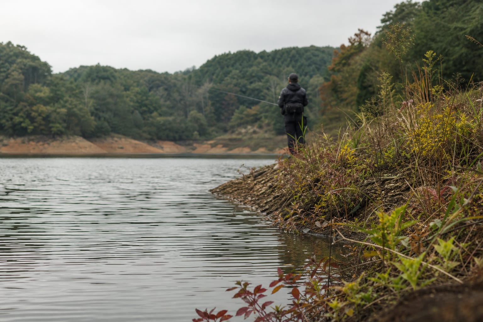 減水時こそ地形が丸裸になる。逃げ場を先読みして魚を狙い撃て